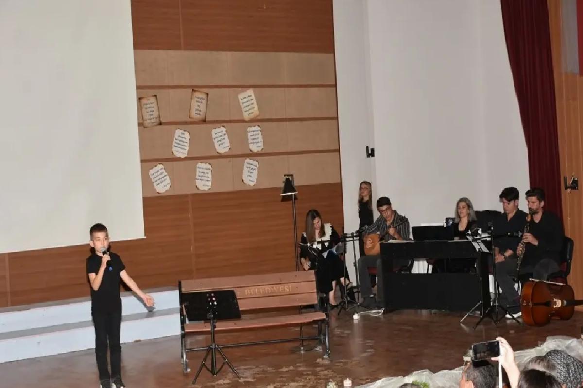 Fethiye’de öğretmen, öğrenci ve veliler şiir dinletisi sundu