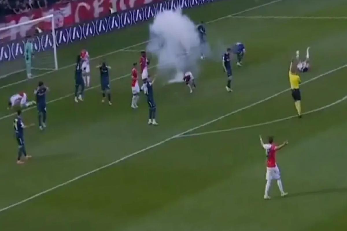 Final maçında sahaya patlayıcı madde atıldı! Futbolcular yere yığıldı