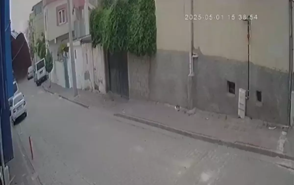 Fırtına Çatıyı Uçurdu, Elektrik Direği Devrildi