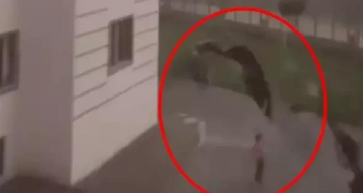 Fırtınada çatıdan kopan parça, çocuğun üzerine düştü