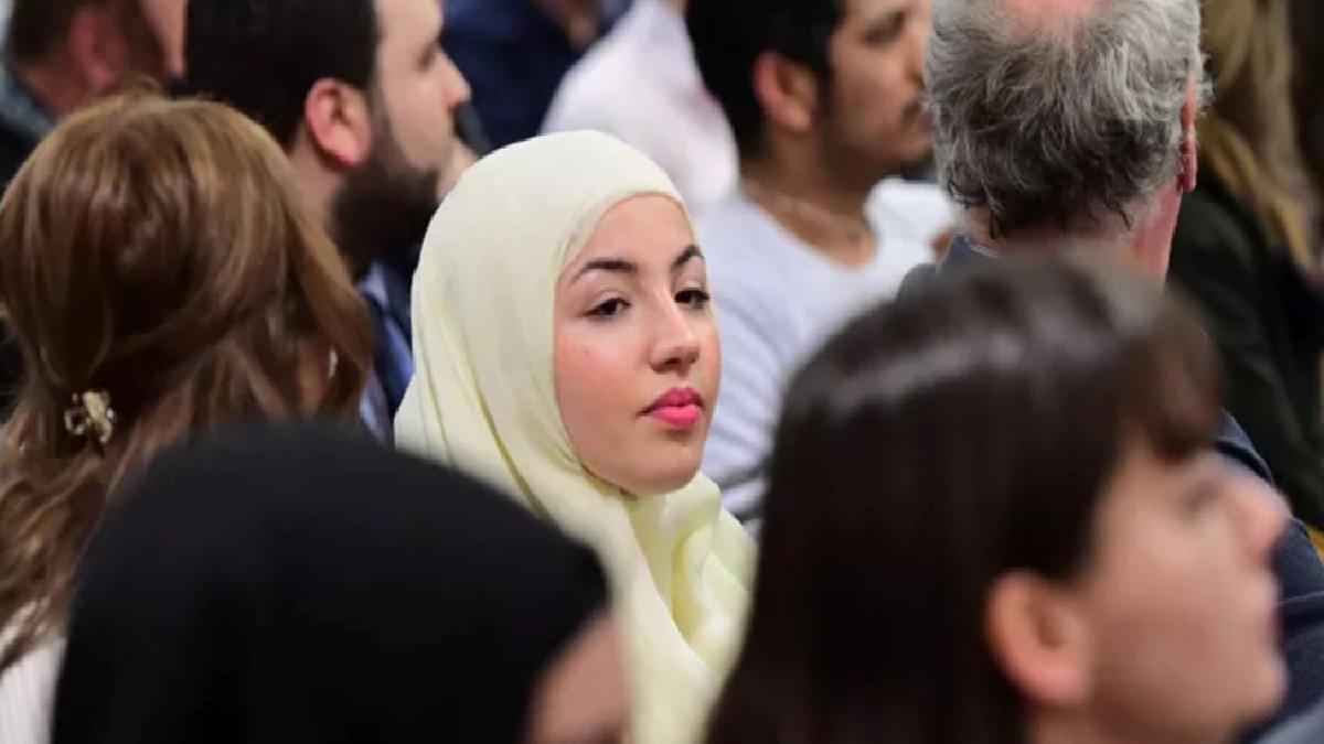 Fransa’da 15 yaş altına başörtüsü yasağı gündemde