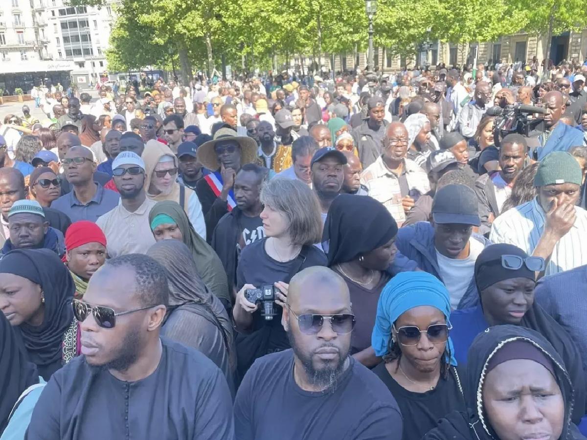 Fransa’da camide namaz kıldığı sırada bıçaklanarak öldürülen genç Paris’te anıldı