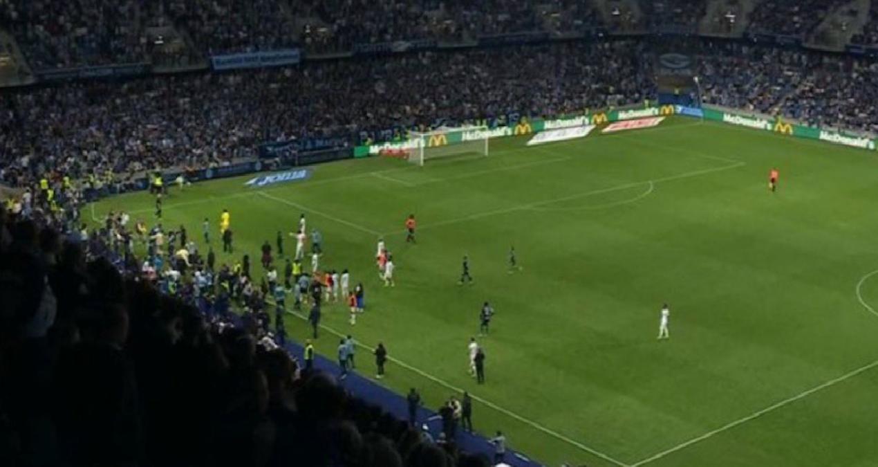 Fransa’da olaylı maç! Taraftarlar sahaya girmeye çalıştı!