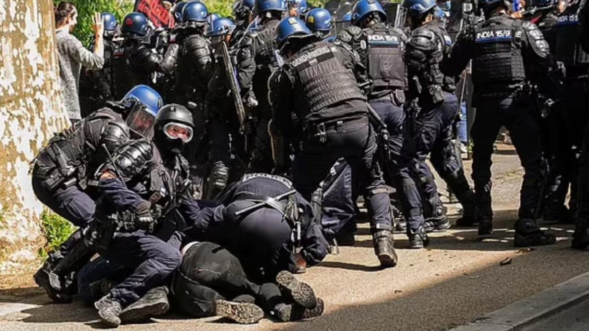 Fransız polisi, 1 Mayıs gösterilerinde protestoculara şiddet uyguladı