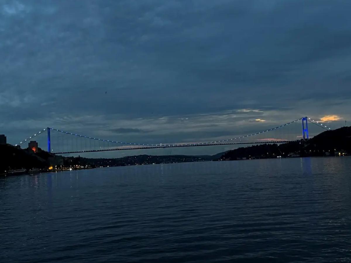 FSM Köprüsü Engelliler Haftası İçin Mavi Aydınlatıldı