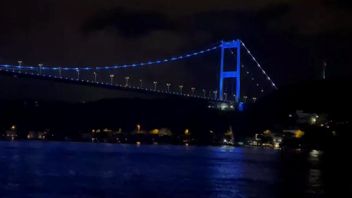 FSM Köprüsü Mavi Renkte Işıklandırıldı