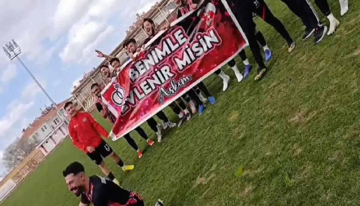 Futbol Maçında Romantik Evlilik Teklifi