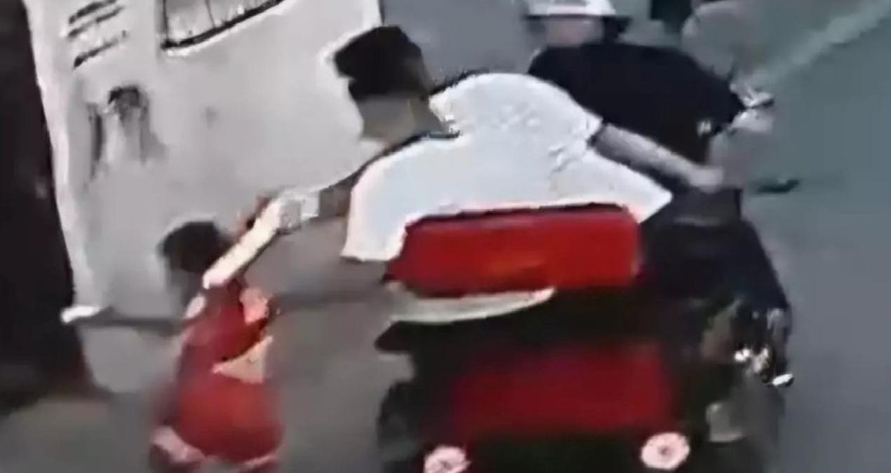 Galatasaray formalı 8 yaşındaki çocuğu yerlerde sürüklediler