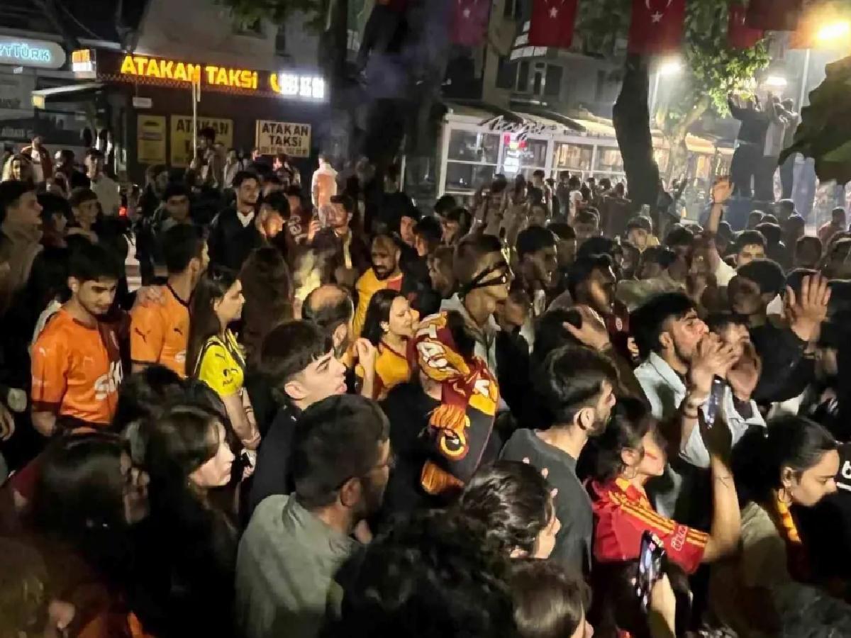 Galatasaray Kutlamaları Renkli Geçti