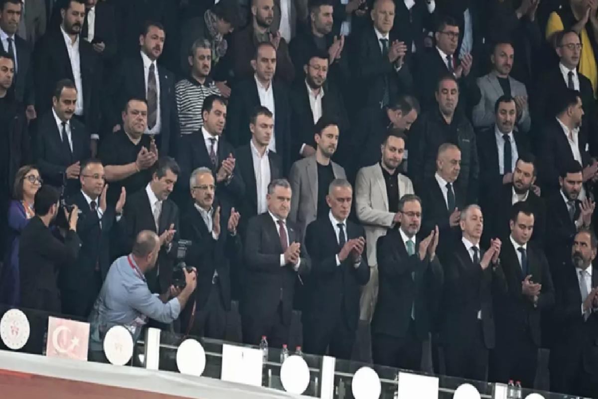 Galatasaray taraftarından İbrahim Hacıosmanoğlu’na tepki! Elini sıkmadı