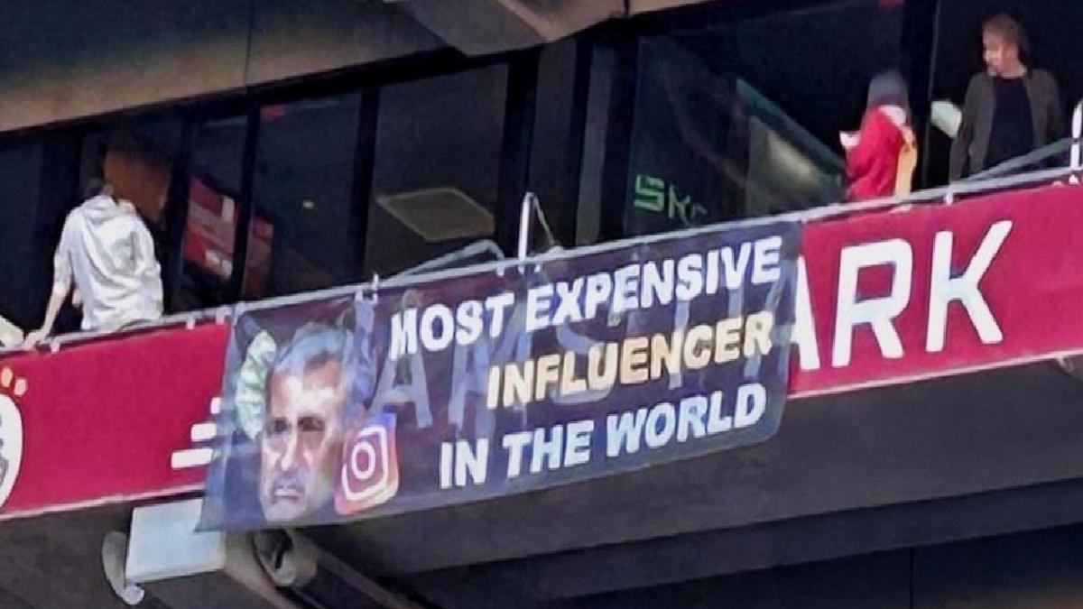 Galatasaray tribünlerinden Jose Mourinho’ya gönderme