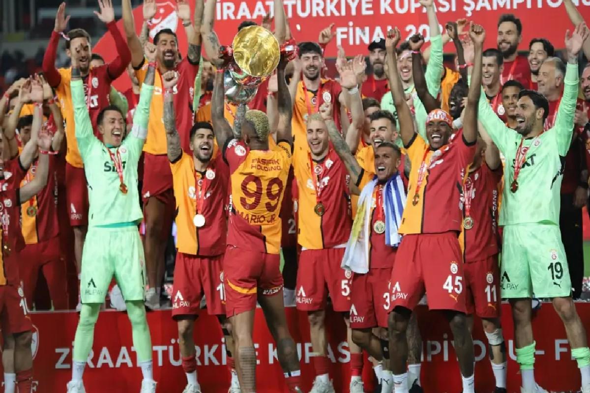 Galatasaraylı oyuncular, Türkiye Kupası’nı kaldırdı