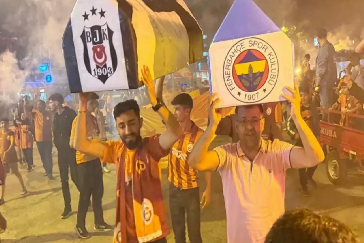 Galatasaraylı taraftarlar şampiyonluğu Fenerbahçe ve Beşiktaş tabutu ile kutladı