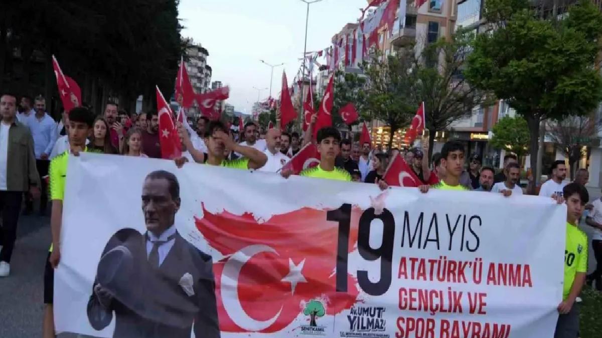 Gaziantep’te 19 Mayıs “Bayraklı Gençlik Yürüyüşü” ile kutlandı