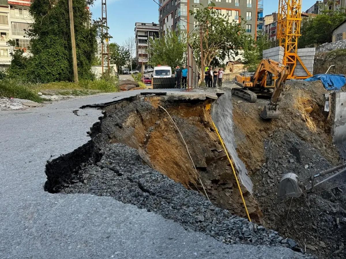Gaziosmanpaşa’da Yol Çöktü