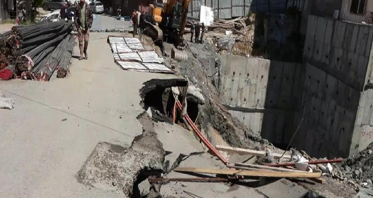 Gaziosmanpaşa’da yol çöktü, iki bina tahliye edildi