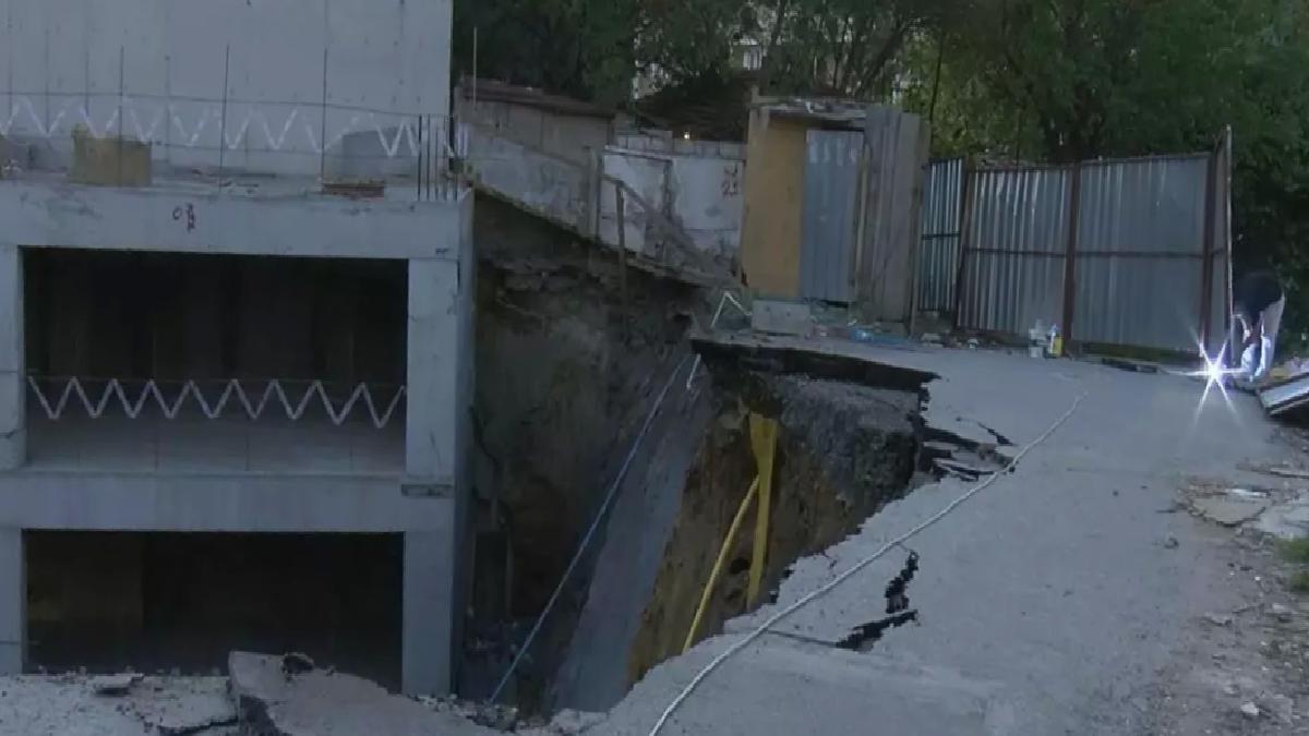 Gaziosmanpaşa’da Yol Çöktü