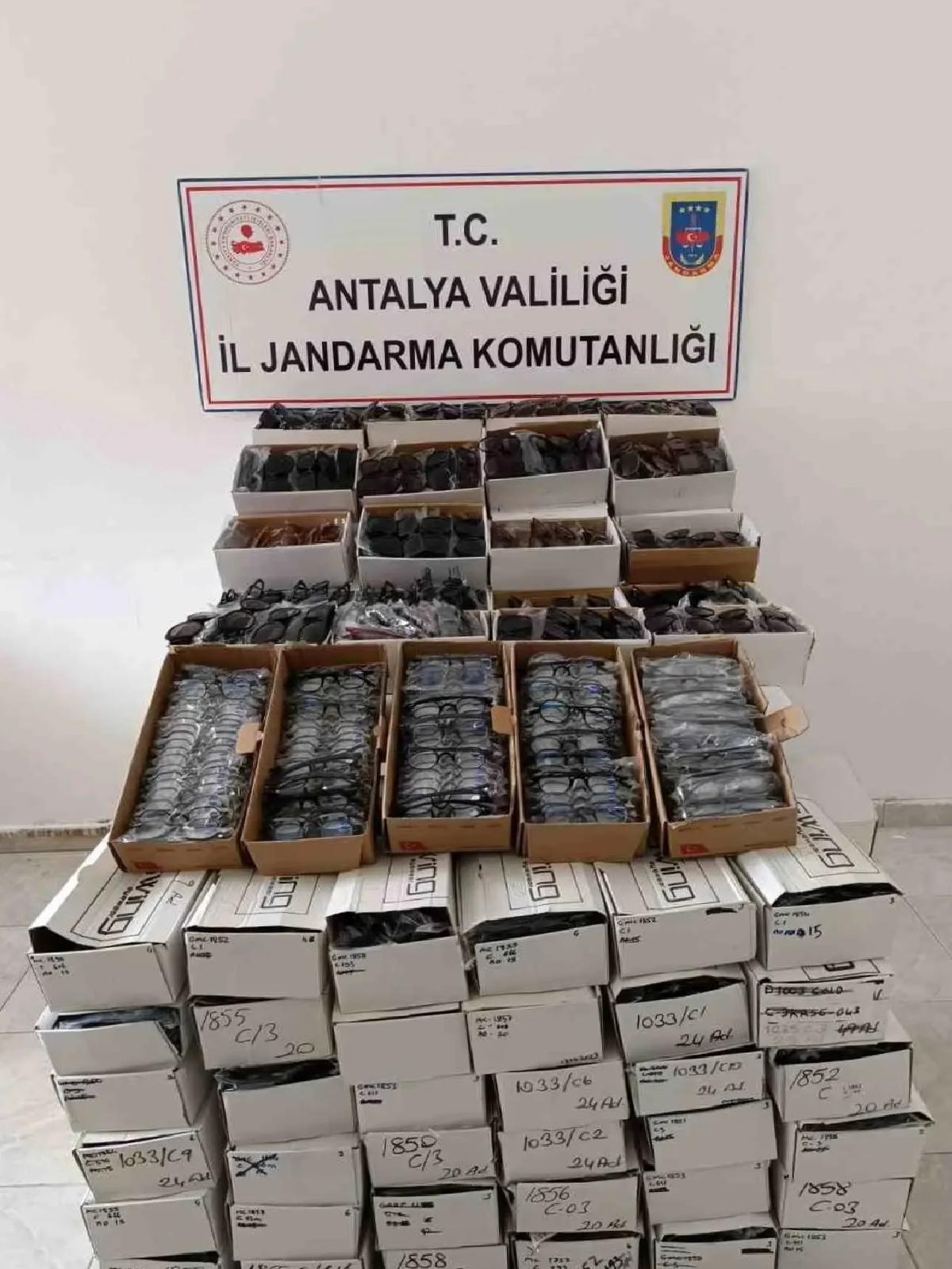 Gazipaşa’da 3 Bin Kaçak Gözlük Ele Geçirildi
