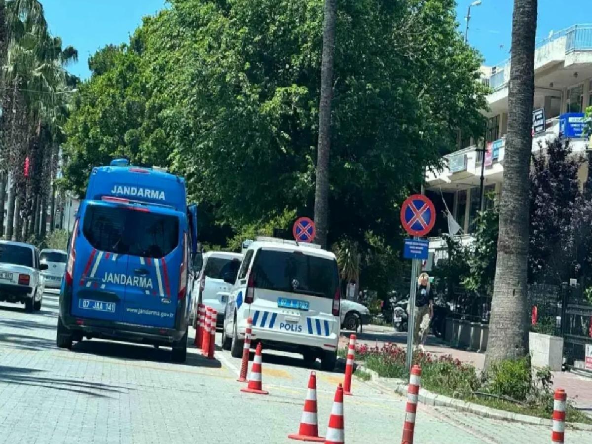 Gazipaşa’da Sahte Kimlikli Sürücü ve Düzensiz Göçmenler Yakalandı