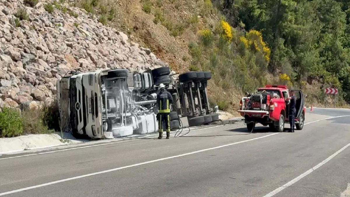 Gazipaşa’da Zift Yüklü Tır Devriildi