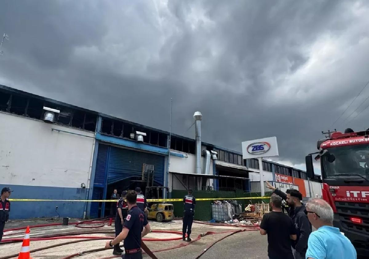 Gebze’de Boya Fabrikasında Yangın