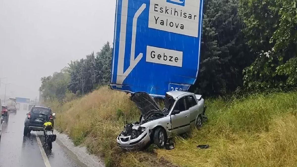 Gebze’de Trafik Kazası: Otomobil Levhaya Çarptı