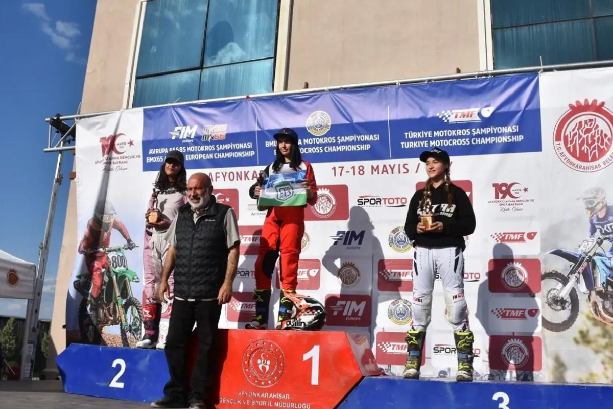 Genç Kızlar Motokros Hayallerini Peşinde