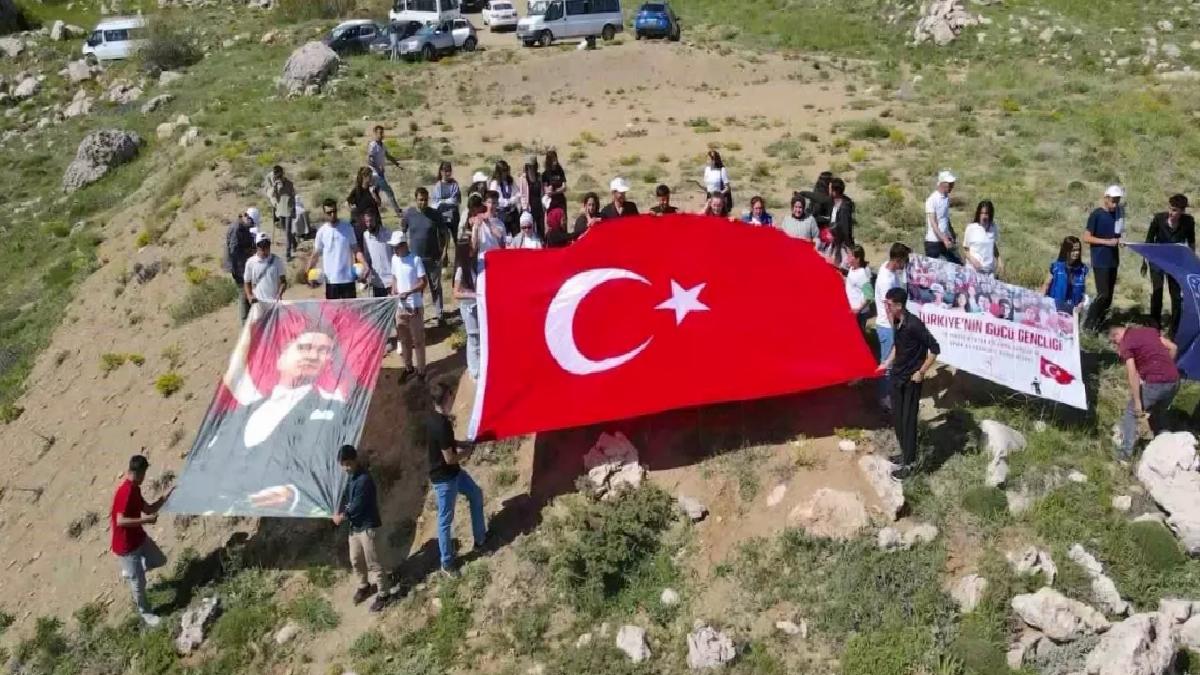Gençler Kurdek Dağı’nda Bayram Coşkusu