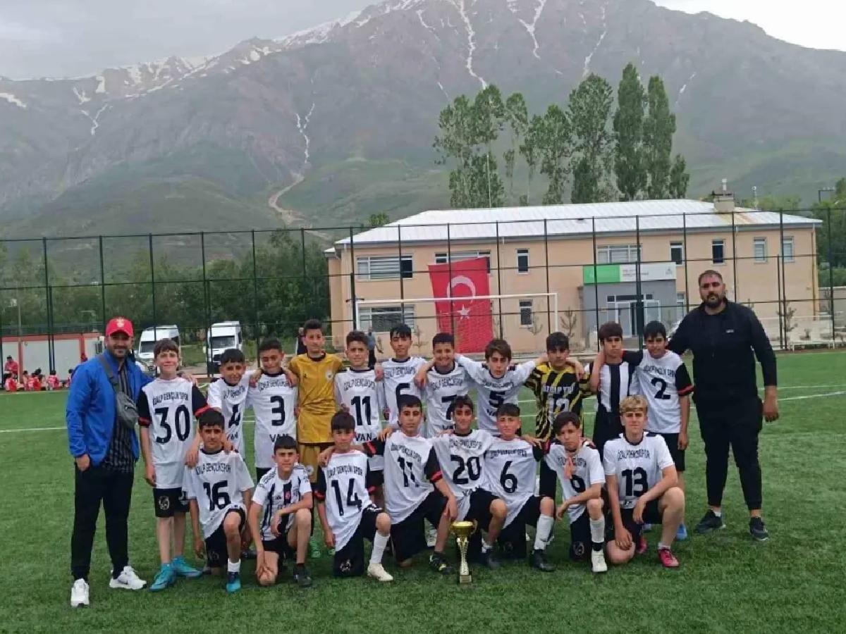 Gevaş’ta Futbol Turnuvası Şampiyonu Özalp Gençlikspor