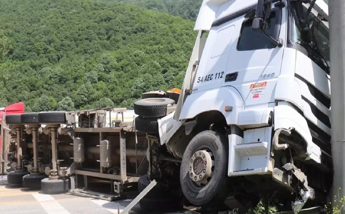 Geyve’de Tır Devrildi, Yol Kapandı