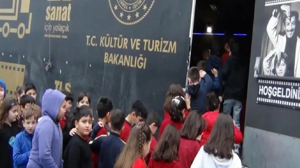 Gezen Sinema Tırı: 358 İlçeye Ulaşarak 1 Milyon Seyirciye Sinevizyon Keyfi
