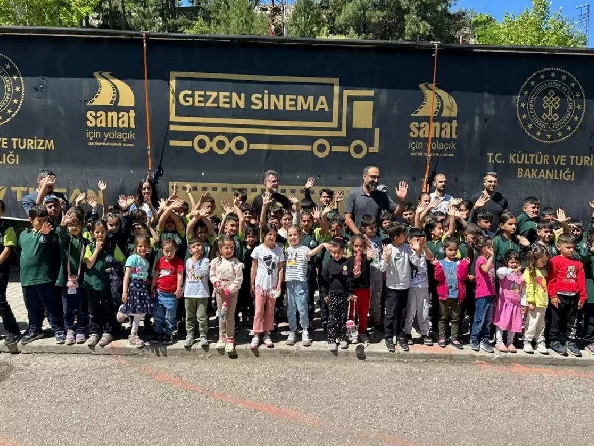 Gezen Sinema Tırı Elazığ’da Çocuklarla Buluştu