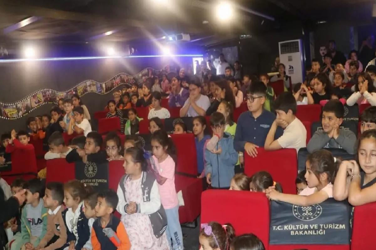 Gezen Sinema Tırı Keban’da Çocuklarla Buluştu