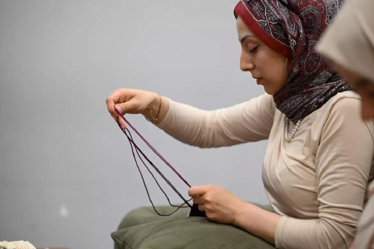 Gönüllü gençler şehit anneleri için çanta yaptı