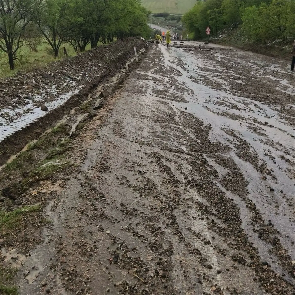 Güdül’de Sağanak Yağış Hayatı Olumsuz Etkiledi