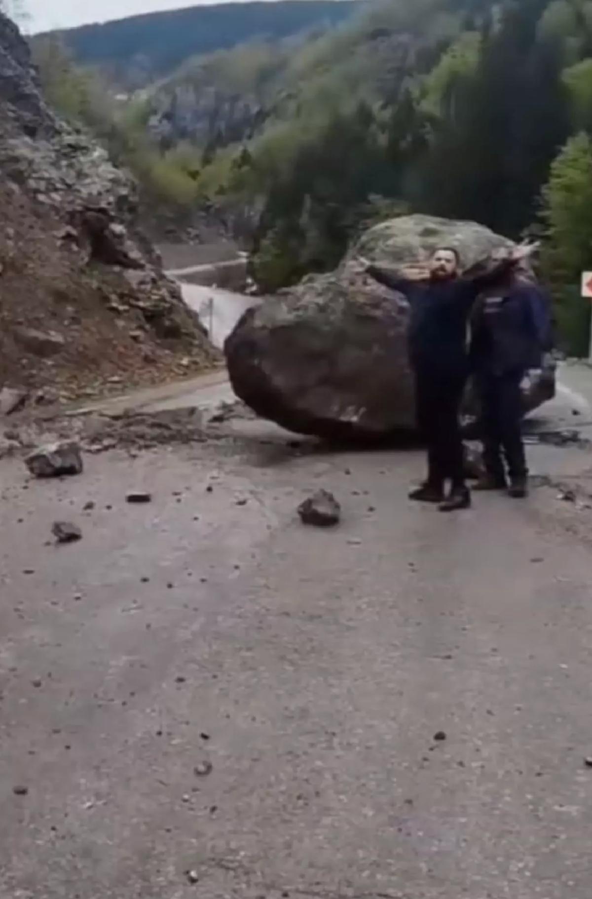 Gümüşhane’de Heyelan: Dev Kaya Yolu Kapatıp Arkadaş Grubunu Tehlikeye Sürükledi