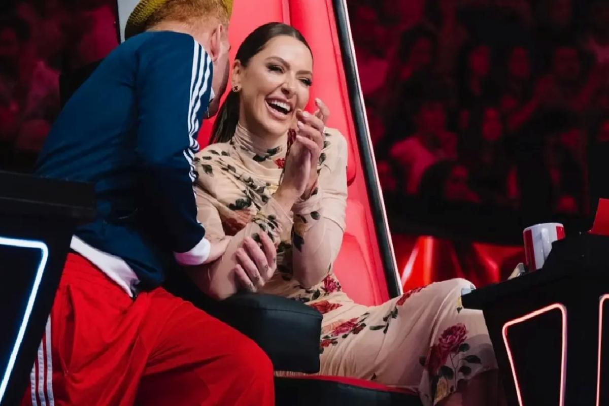 Hadise’nin tercihi desenli mini elbise oldu