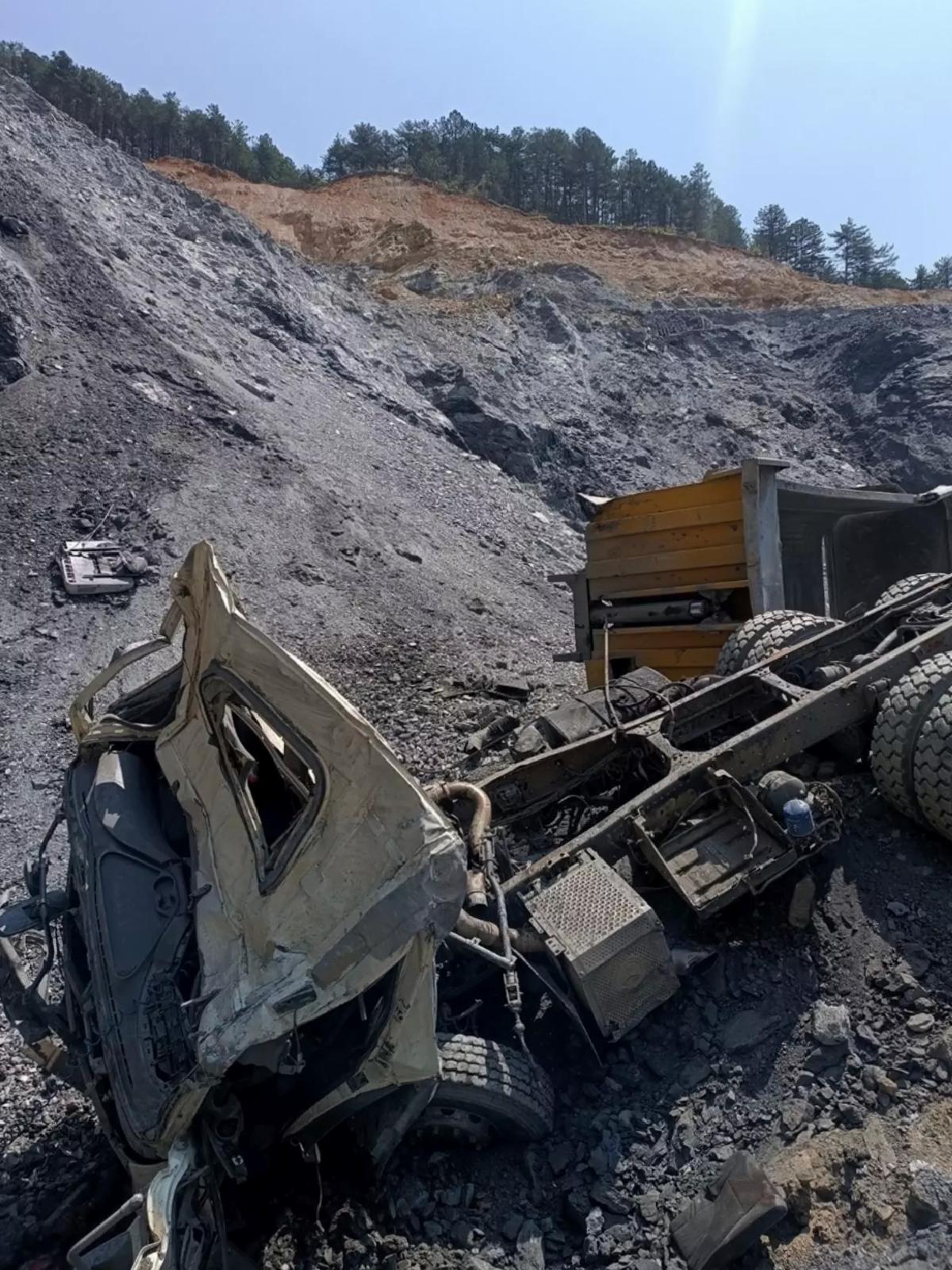 Hafriyat Kamyonu Devrildi, Sürücü Hayatını Kaybetti