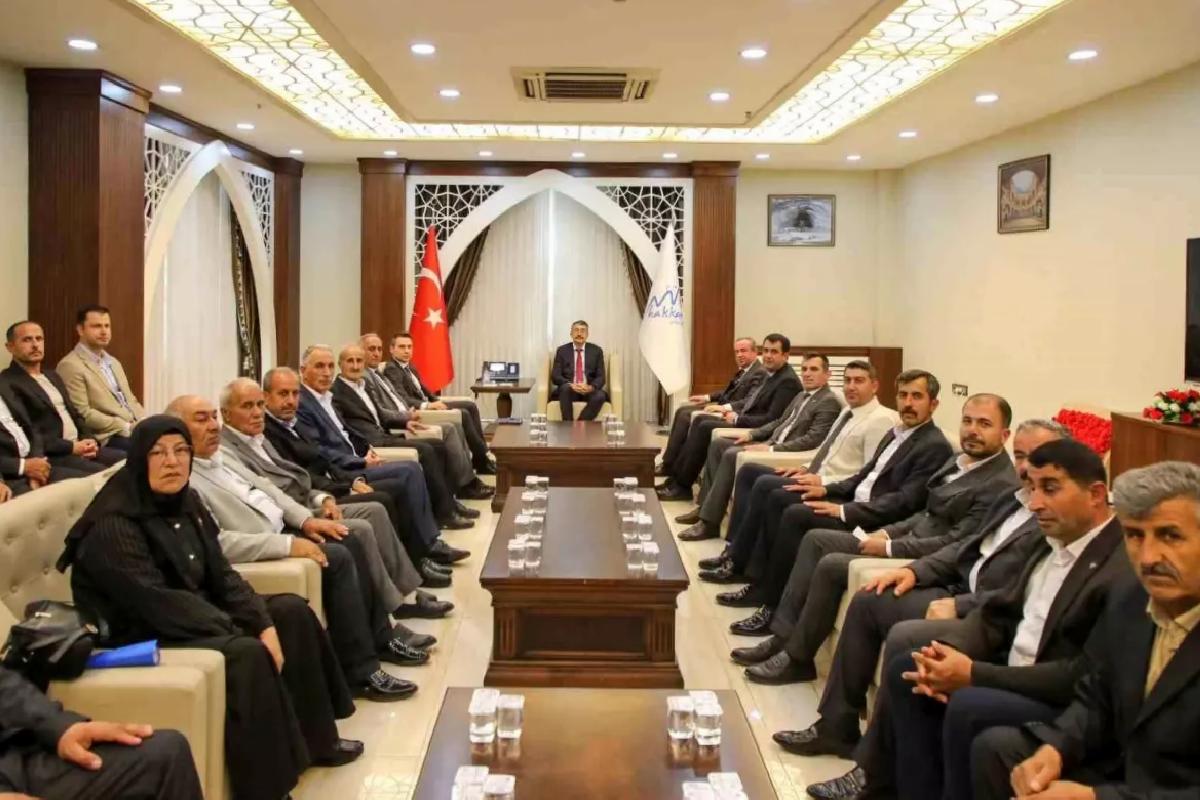 Hakkari Valisi Ali Çelik, Şemdinli Muhtarlarıyla Toplantı Düzenledi