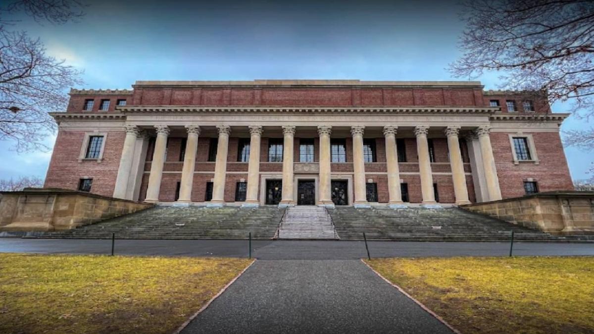 Harvard Rektörü Garber: Vergi muafiyetinin kaldırılması ‘yasa dışı’ olur