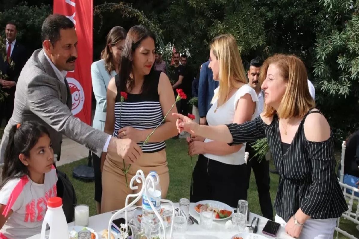 Hatay Valisi Masatlı, depremzede annelerle bir araya geldi