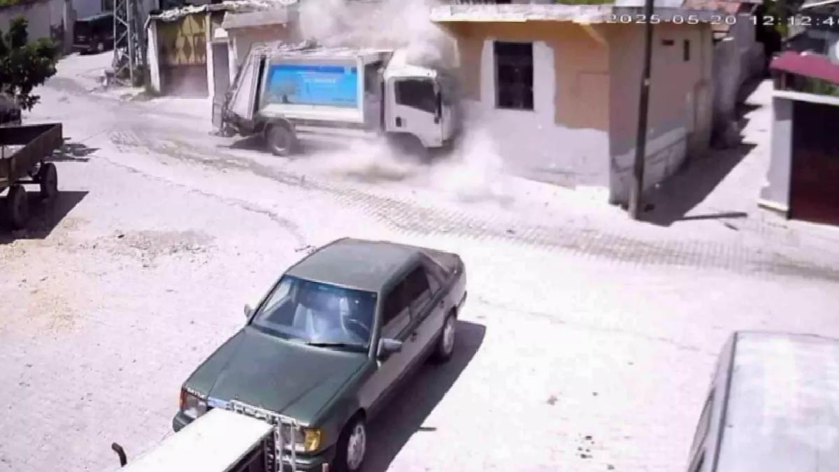Hatay’da Çöp Kamyonu Metruk Eve Çarparak Yıkıma Sebep Oldu