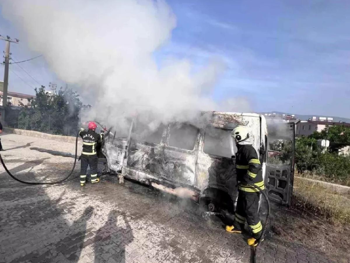 Hatay’da Hurda Minibüs Yandı