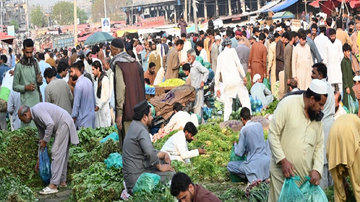 Hindistan’ın saldırısı sonrası Pakistan’da halk temel ihtiyaç malzemeleri stokluyor