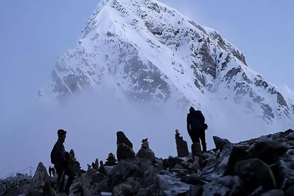 Hint dağcı Everest Dağı’nın zirvesinde hayatını kaybetti