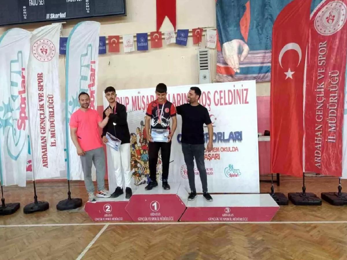 Horasanlı Öğrenciler Bilek Güreşi’nde Başarı Elde Etti