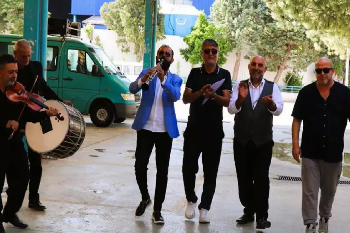 Hukuk mücadelesini kazandılar, kararı davul zurnayla teslim ettiler