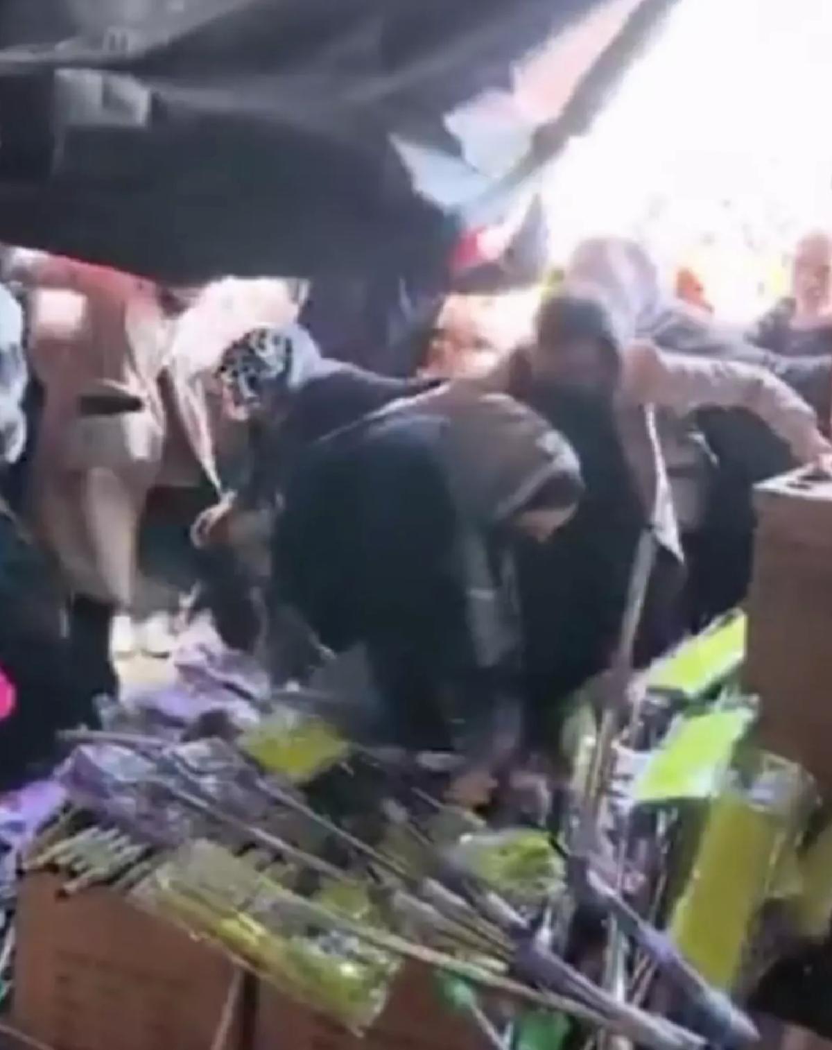 İndirim için birbirlerini ezdiler! Mağaza açışındaki görüntülerin benzetildiği film bomba