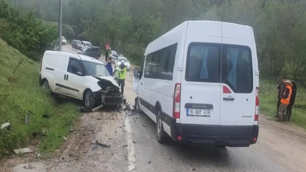 İnegöl’de Minibüs ve Ticari Araç Çarpıştı: 13 Yaralı