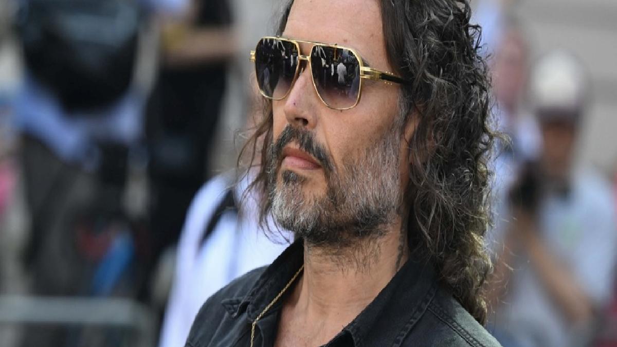 İngiliz oyuncu Russell Brand cinsel saldırı suçlamasıyla hakim karşısında